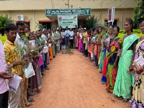 KVK – Rastakuntubai organized National campaign on Poshan Abhiyan and Tree plantation on 17/9/22 in collaboration with IFFCO. As a part of it KVK – Rastakuntubai created awareness on nutrigarden, biofortified varieties and distributed nutrigarden kits and sapplings to farmers
